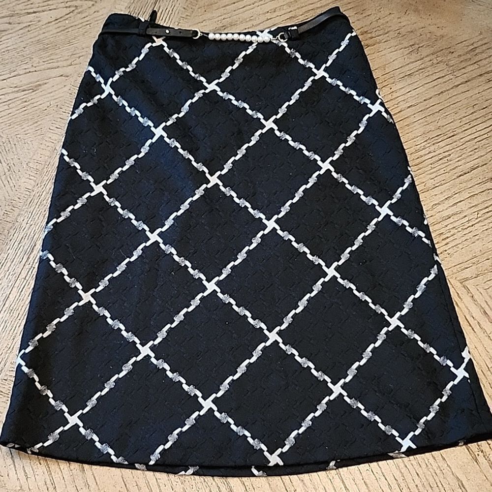 Classic mid length vintage skirt with pearl belt size 10